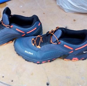Tennis shoes